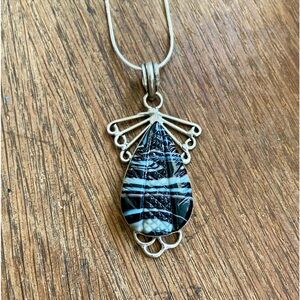 Carved agate gemstone necklace NWOT